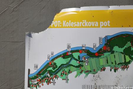 Načrtno in predrzno uničevanje opreme na novi kolesarski povezavi Kamnik–Godič (18)